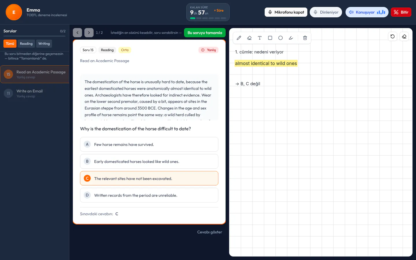 AI Tutor ders ekranı: solda yanlış ve boş bırakılan sorular, ortada bir TOEFL Reading akademik metin sorusu (atın evcilleştirilmesi), sağda hocanın tahtaya alt alta yazdığı adımlar.